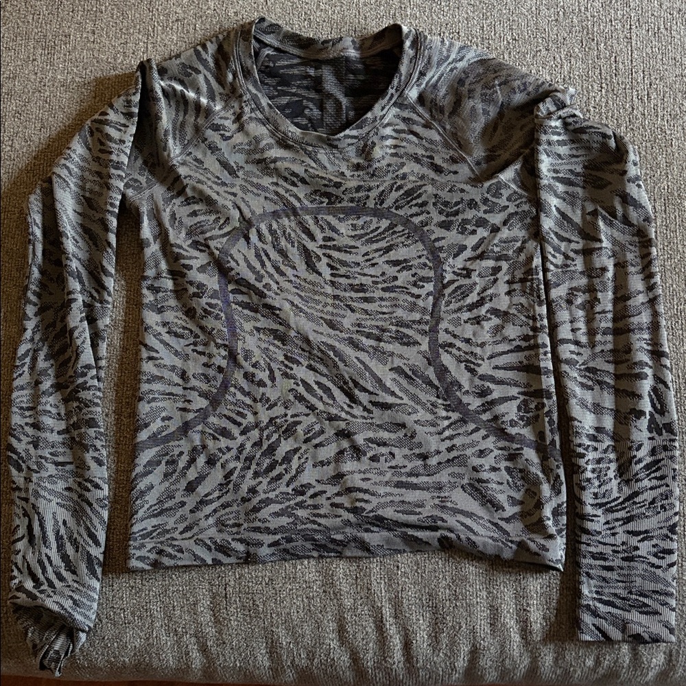 Lululemon Athletica Black and Gray Patterned Long Sleeve Top